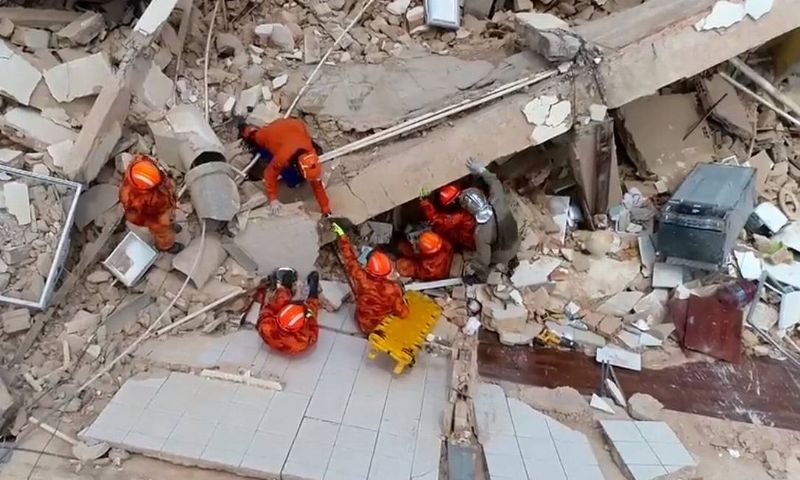Cãozinho é resgatado dos escombros após prédio desabar em Fortaleza, no Ceará